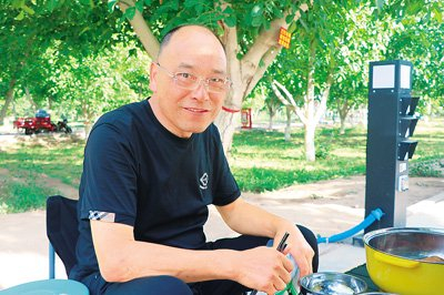 朱元祥在房车营地休息。王红丽摄