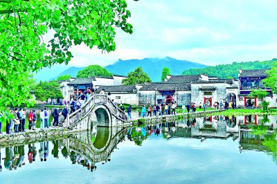 游客在安徽省黄山市黟县宏村游玩，感受乡村美景。许家栋摄/光明图片