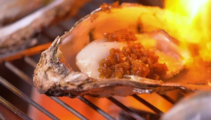 被火焰包裹的生蚝。图源：《美食中国》