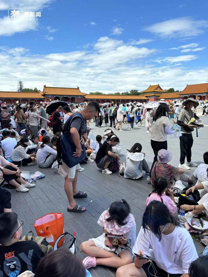 午门背后坐满了等待导游的游客 潮新闻记者摄