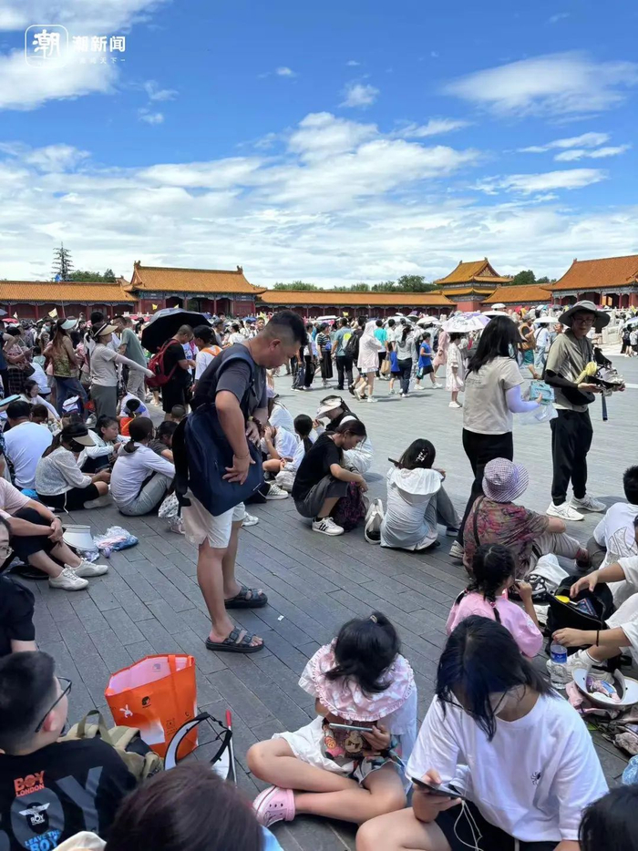 午门背后坐满了等待导游的游客 潮新闻记者摄