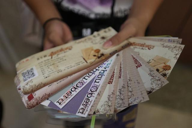 剧迷小新展示自己观看音乐剧的各种门票。新华每日电讯记者 周杉 摄