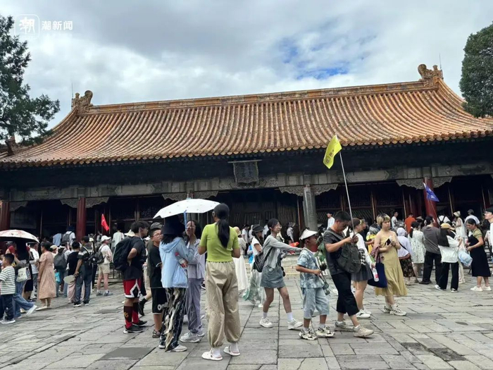 储秀宫前的人流 几乎所有的游客都是跟团 潮新闻记者摄