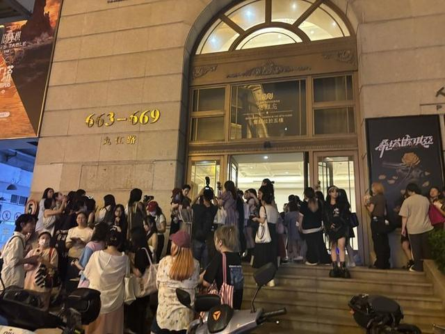 亚洲大厦门口，年轻的剧迷们正排队与演员互动、合影。新华每日电讯记者 周杉 摄