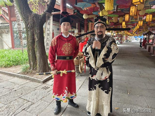 包大人与展昭 见习记者 高雅 摄