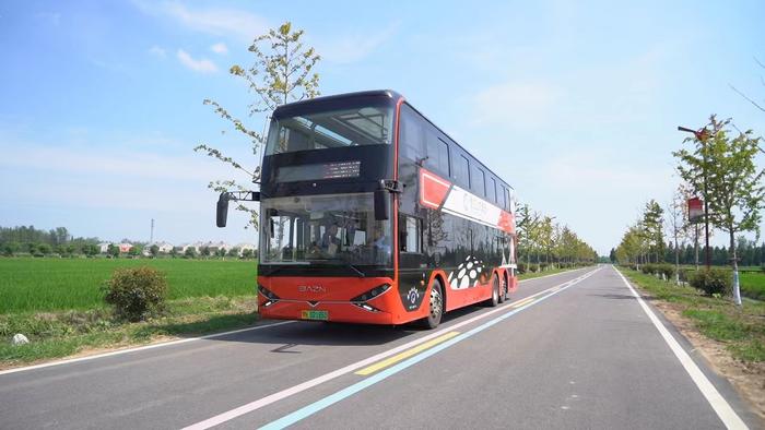 停靠在拖船埠村的旅游专线公交车（央广网见习记者邓子依 摄）