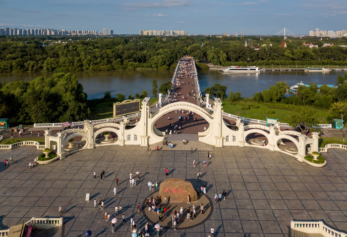 8月20日，游人在太阳岛风景区太阳石广场留影。新华社记者 王建威 摄
