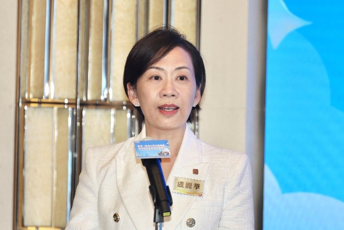 香港理工大学行政及拓展副校长卢丽华博士代表受赠院校发言