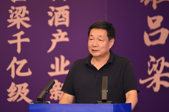 （图为山西省政协原副主席、山西中华文化促进会主席姜新文发表主旨演讲）