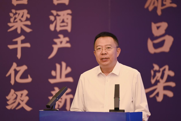 （图为吕梁市委副书记、市长张广勇致辞）