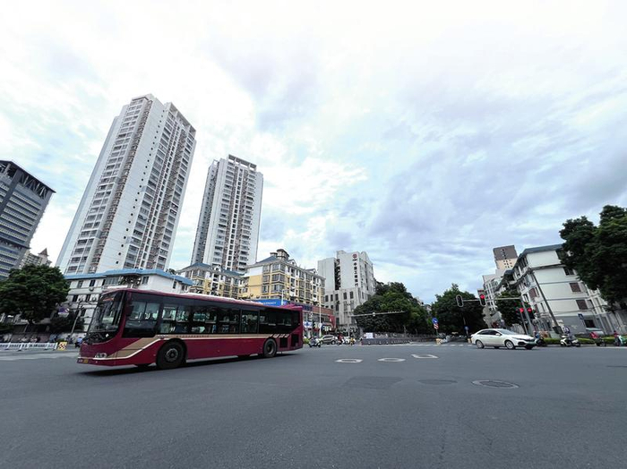     昨日处暑，南宁天气依旧闷热。   本报记者黄敬敏 摄