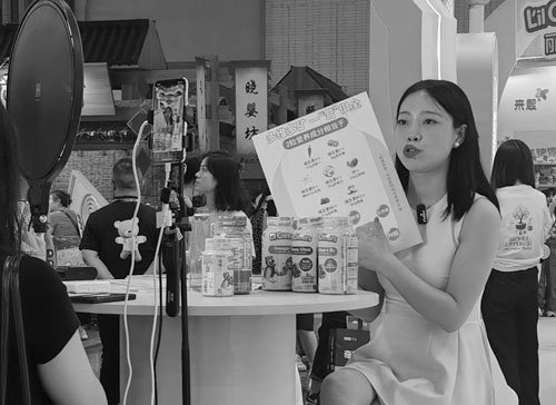 图为主播正在向消费者介绍产品。