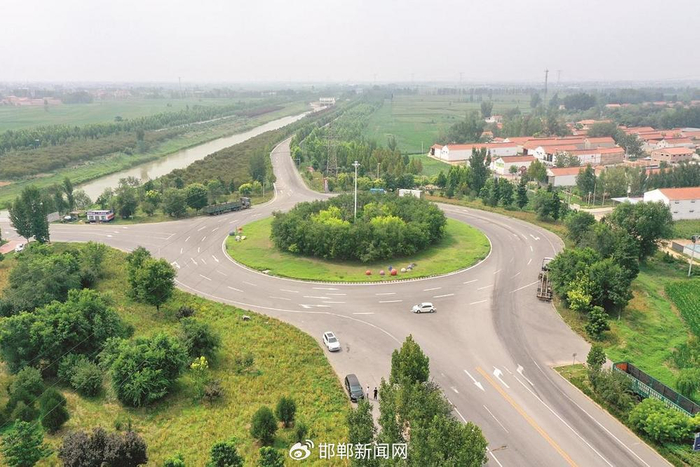 六疃环岛，曲周县农大路上重要的交通节点。 邯郸新闻传媒中心记者 李磊 摄