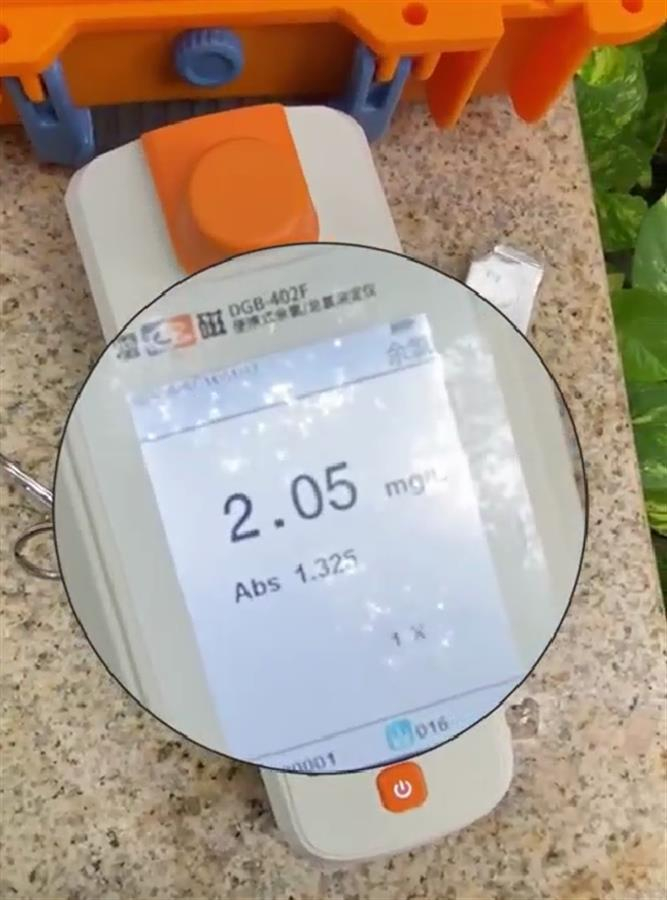 侯先生称，他检测发现水质余氯为2.05毫克/升（视频截图）