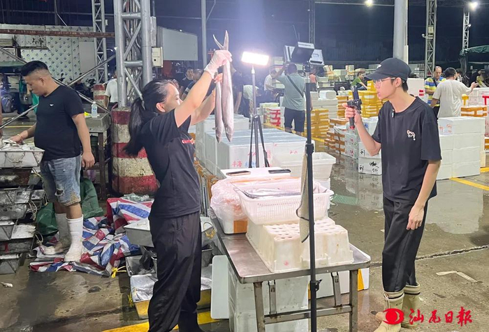 商户通过线上直播形式推介汕尾海鲜。