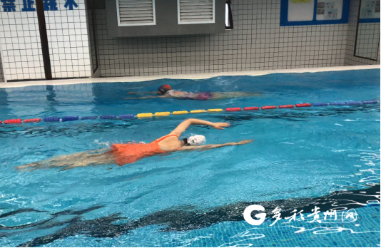 市民们在游泳馆内畅游