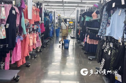 运动用品店各式各样的泳衣