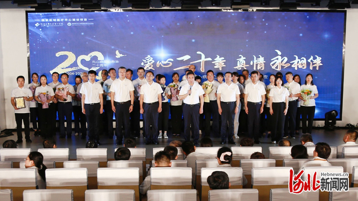 河北医科大学第一医院院领导进行颁奖。