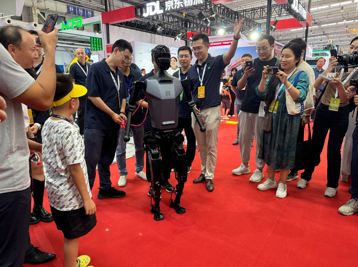 （“天工”机器人在2024世界机器人大会巡馆引围观。央广网记者黄昂瑾/摄）