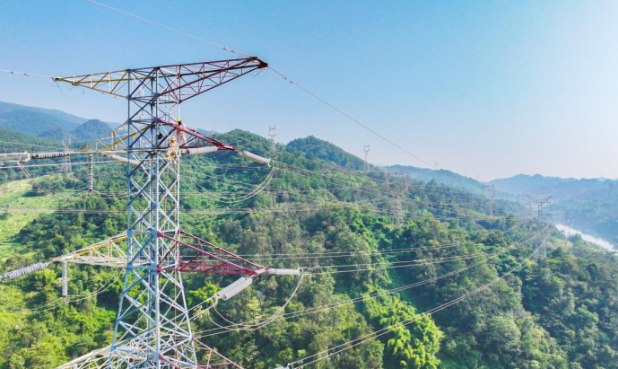 国网重庆长寿供电公司员工在220千伏长庄东线24号铁塔带电处理高温发热隐患。（况敏 摄）