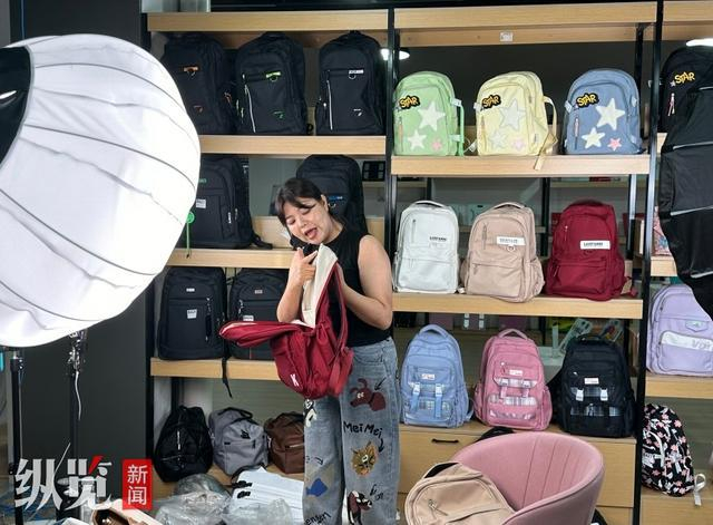 7月24日，在白沟新城的河北出口商品展示中心二楼，主播通过跨境电商平台进行直播带货。 河北日报通讯员黄丽丽摄