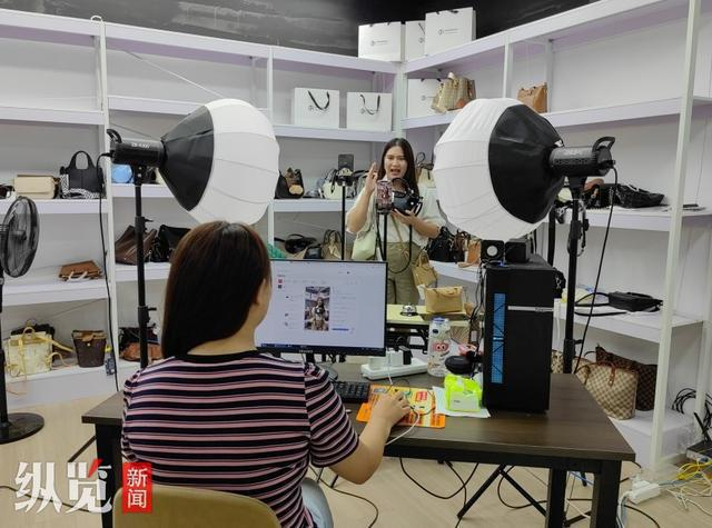 7月16日，在白沟新城的河北出口商品展示中心二楼，一名泰语主播通过跨境电商平台进行直播带货。 河北日报记者 冯阳摄