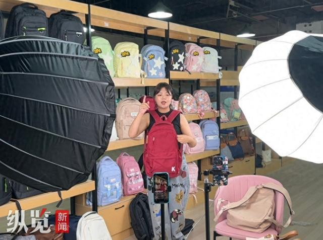 7月24日，在白沟新城的河北出口商品展示中心二楼，主播通过跨境电商平台进行直播带货。 河北日报通讯员 黄丽丽摄