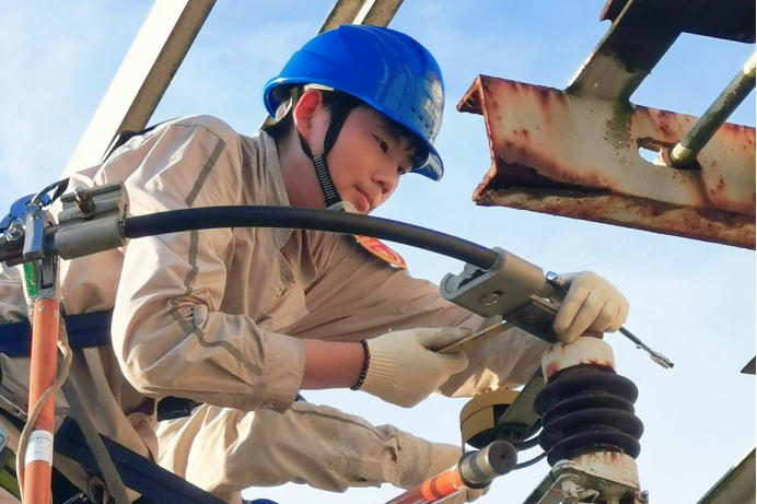 国网重庆合川供电公司员工在双喻110千伏变电站开展设备发热缺陷处理作业。（左浩杙 摄）