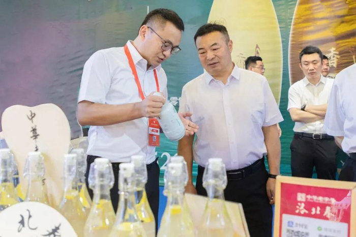 ▲商务部流通发展司一级巡视员张祥、商务部流通产业促进中心主任王斌等领导莅临洛北春展位