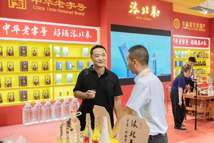 ▲洛北春展位观众品鉴参观