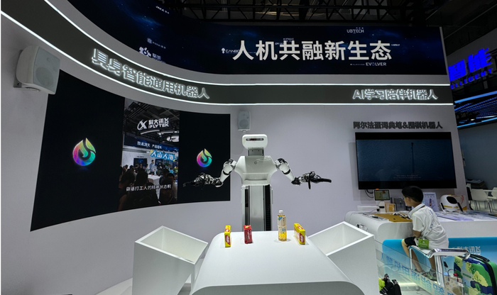 （科大讯飞具身智能机器人演示物品抓取。央广网记者黄昂瑾/摄）