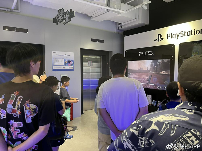 （顾客正在店内游戏体验区玩《黑神话：悟空》 财联社记者摄）