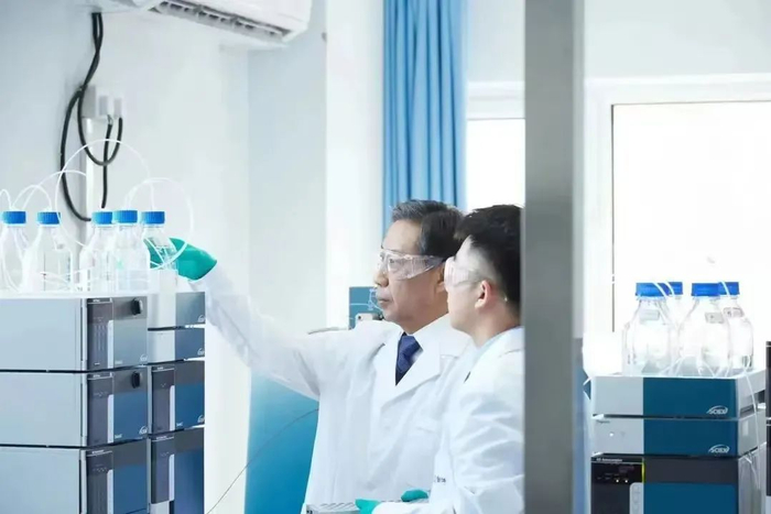 内蒙古农业大学教授张和平（左一）在指导学生做实验。