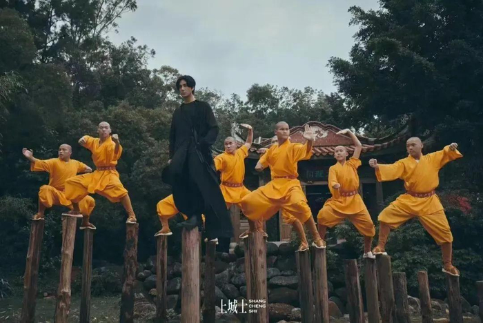 今年五一节前夕，陈坤来泉拍摄南少林IP大片。（图源：上城士）