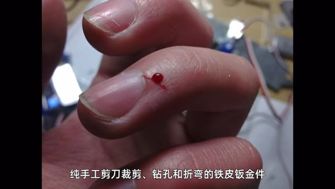王兴兴大学做手工机械时，划伤了手指。图片来源：宇树_王兴兴B站账号