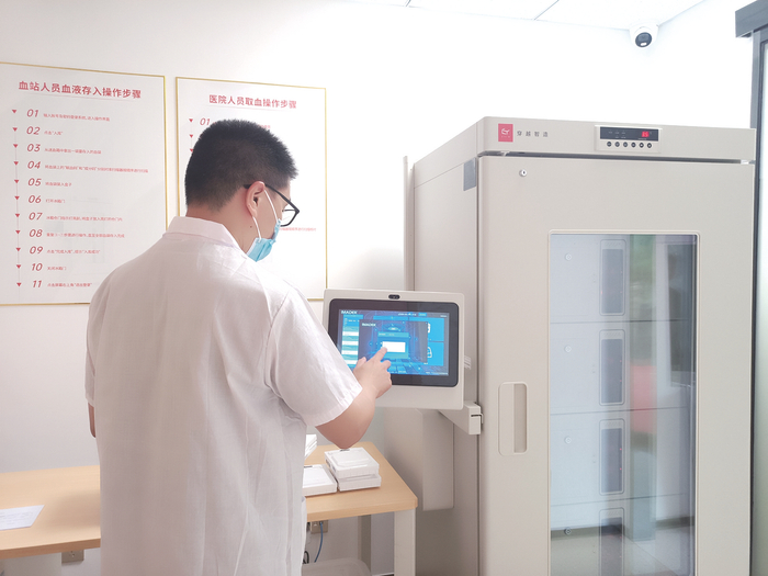     工作人员演示登录智慧血库系统。    本报记者叶祯摄