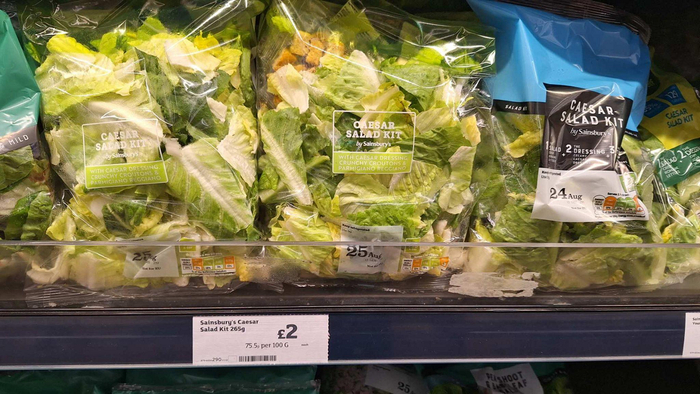 图为伦敦卡姆登地区超市Sainsbury's里售卖的蔬菜沙拉包
