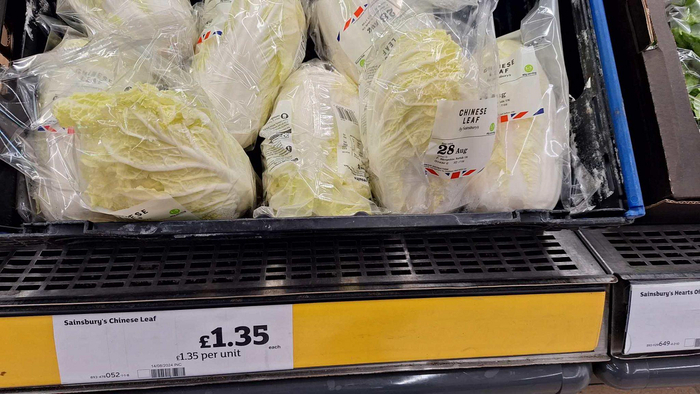 图为伦敦卡姆登地区超市Sainsbury's里售卖的白菜