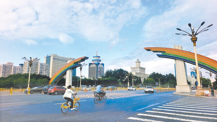 　　雨后彩虹“彩虹门”是长安街上独具特色的一道风景。鲁金富 摄