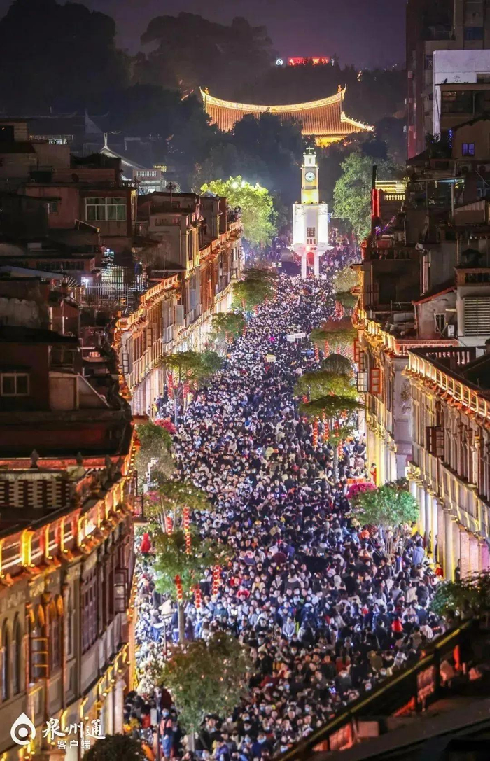 流光溢彩中山路（资料图片 陈英杰 /摄）