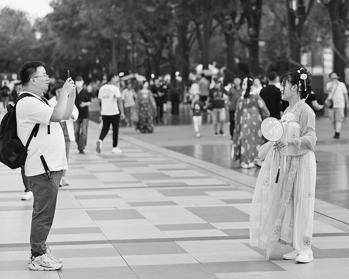 游客身着汉服在西安游玩。