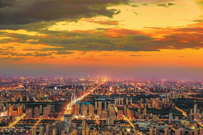 　　流光溢彩　　漫天彩霞下，贯穿北京城的长安街及其延长线华灯初上，流光溢彩。孟祥立 摄