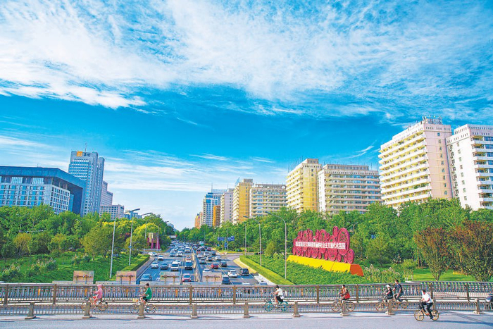 　　四通八达　　长安街承载着重要的交通功能。赵承顺 摄