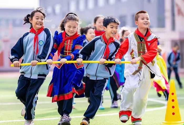 呼和浩特市玉泉区南柴火市街小学学生在做游戏。丁根厚 摄