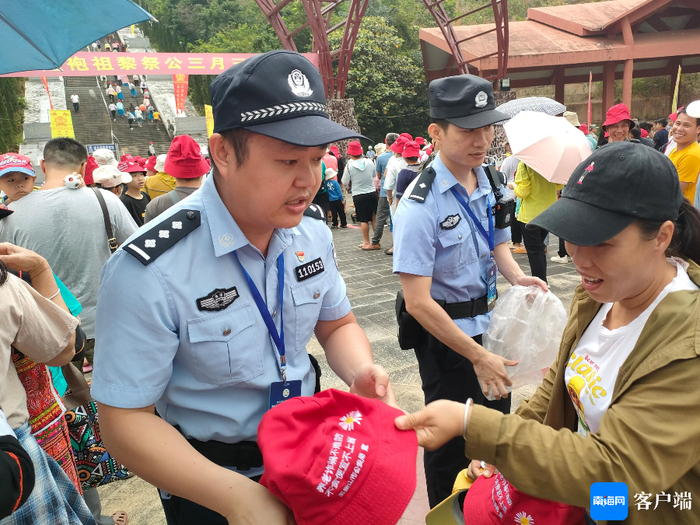 林宏谋开展日常的宣传、执勤等工作。图片由五指山警方提供