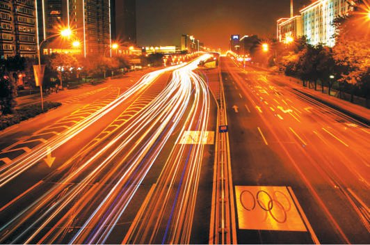 　　车水马龙　　2008年，北京奥运会和残奥会成功举办，长安街奥运大道成为亮丽的风景线。周明星 摄