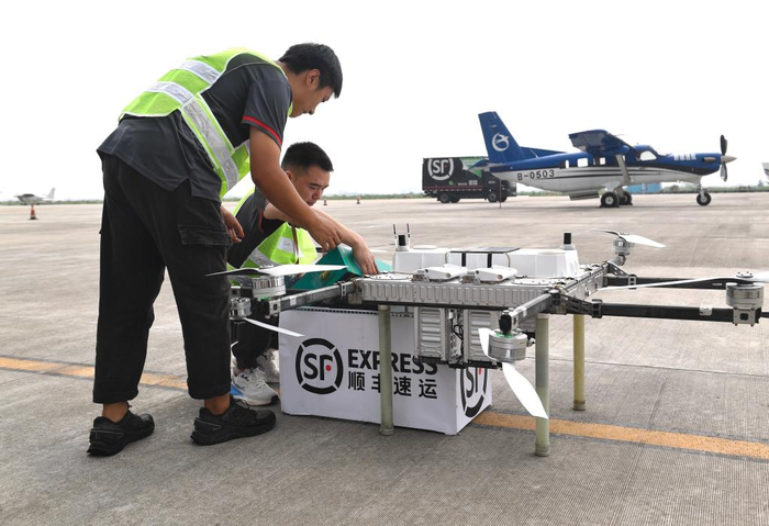 6月28日，工作人员将贵阳特色农产品快递装进无人机。新华社记者 刘坤 摄