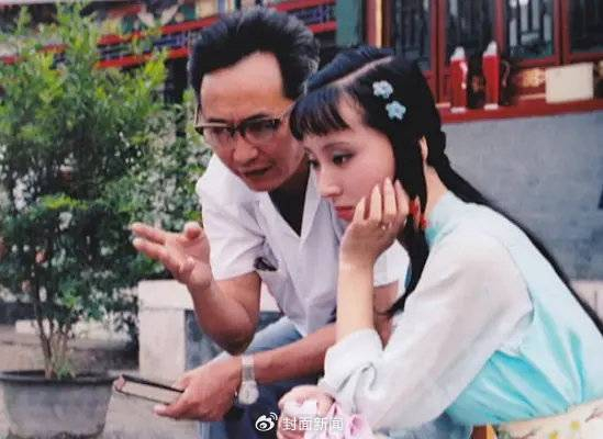 王扶林导演给林黛玉扮演者陈晓旭讲戏。图源网络