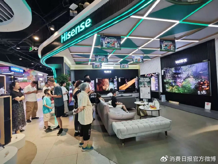 图为消费者在苏宁线下店体验《黑神话:悟空》。