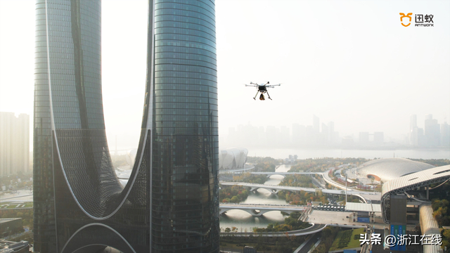 　　迅蚁无人机正在城市间工作 图源：杭州迅蚁网络科技有限公司